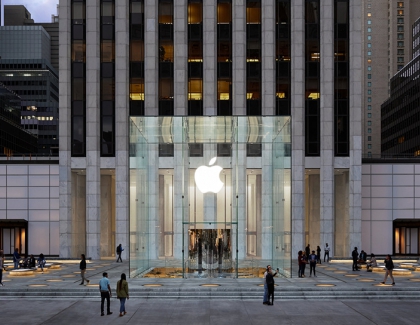 Apple Fifth Avenue: The New York City Landmark Returns