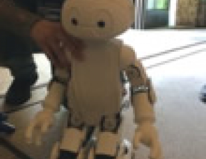 Intel CEO Showcases Smart Shirt, Robot