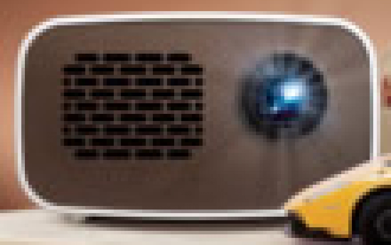 LG Ultra-Portable HD MiniBeam Projector Features Built-in Battery
